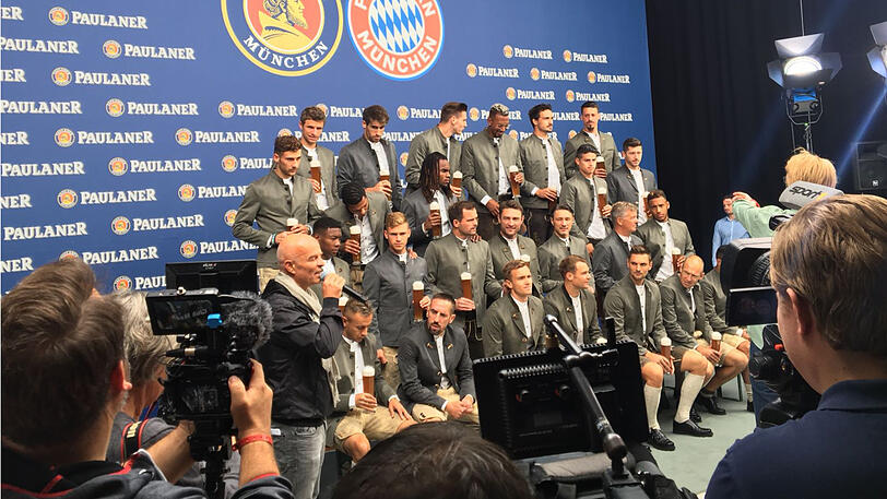 Zünftig in Lederhosen und Janker - die Bayern-Spieler beim traditionellen Wiesn-Shooting.