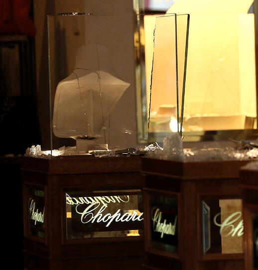 Brutaler Überfall auf Chopard-Filiale: So schlimm sieht es in dem Juwelier in der Maximilianstraße aus.