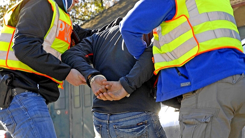 Quasi vor den Augen der Polizisten stahl der Mann einen Geldbeutel. Sein Freigang dürfte damit beendet sein.