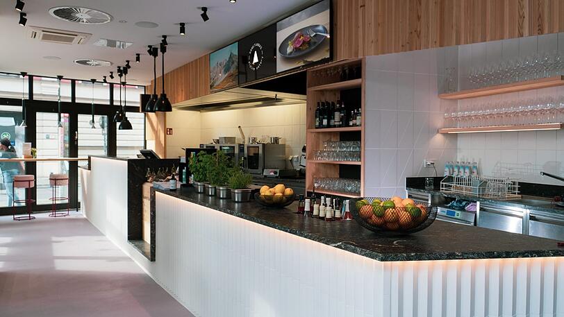 Modern mit viel Licht und Holz ist das kleine Lokal.