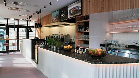 Modern mit viel Licht und Holz ist das kleine Lokal.