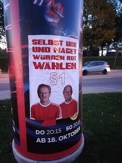 An Litfasssäulen oder über Wahlplakaten - überall in der Stadt sah man zuletzt Plakate der Fan-Initiative "Die Clubfarben sind rot und weiß".