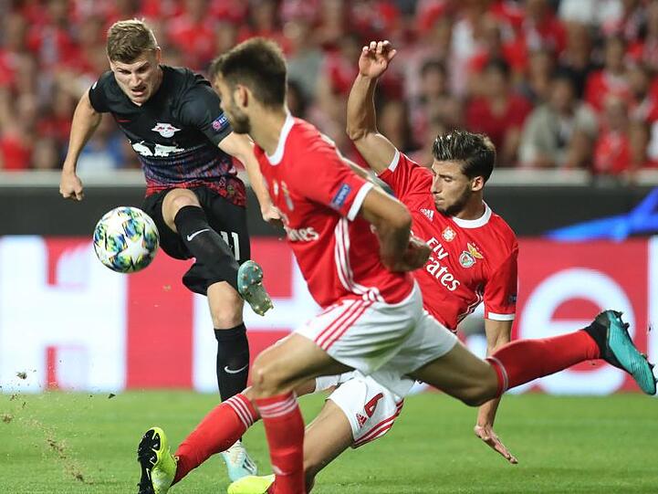 Der Leipziger Timo Werner (l) schießt den Ball an Ruben Dias (r) aus Lissabon vorbei aufs Tor.