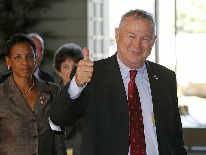 Der frühere US-Kongressabgeordnete Dana Rohrabacher bestreitet, dass er Wikileaks-Gründer Assange im Auftrag von US-Präsident Trump eine Begnadigung angeboten haben soll.