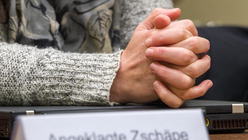 Die Angeklagte Beate Zschäpe faltet ihre Hände.