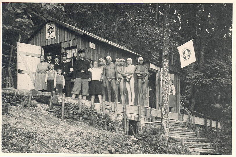 Schwimmende Helfer: 1932 am Isar-Hochufer.