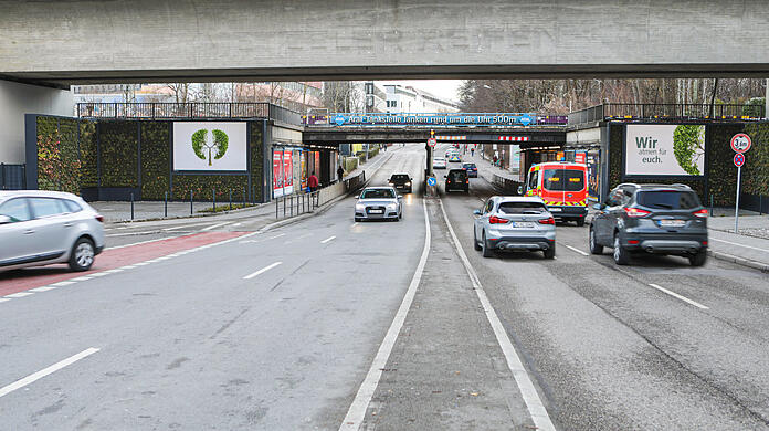 Die frisch begrünten Brückenpfeiler an der Rosenheimer Straße.