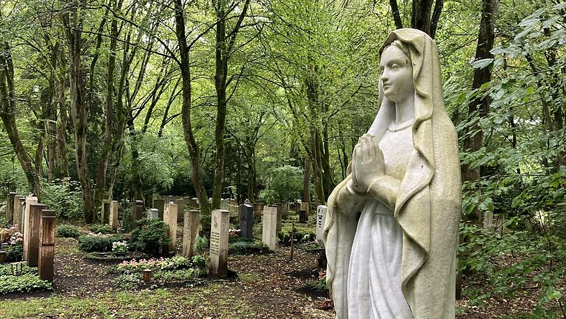 Auch der Waldfriedhof ist betroffen: Die an den Gräbern angebrachten QR-Codes können laut Polizei nur schwer entfernt werden. (Archivbild)