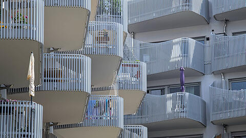 Die Preise für Neubau-Eigentumswohnungen sind 2024 gesunken. Ob nun auch die Mietpreise fallen? Daran hat ein Immobilien-Experte der Stadt Zweifel. Die Wohnungen auf dem Bild stehen übrigens in Neuperlach.