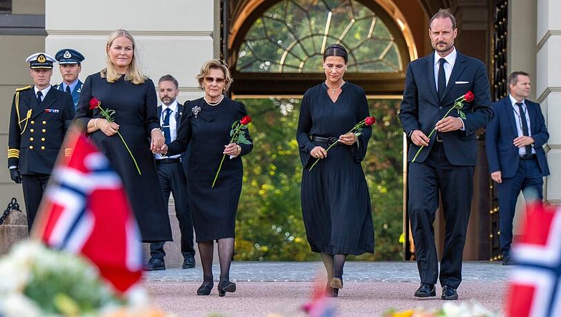 Königin Mette-Marit (l.) und Königin Sonja kamen auch Hand in Hand zur Blumenniederlegung, später hielten sie sich an Prinzessin Märtha Louise und König Haakon. Königin Mette-Marit (l.) und Königin Sonja kamen auch Hand in Hand zur Blumenniederlegung, später hielten sie sich an Prinzessin Märtha Louise und König Haakon.