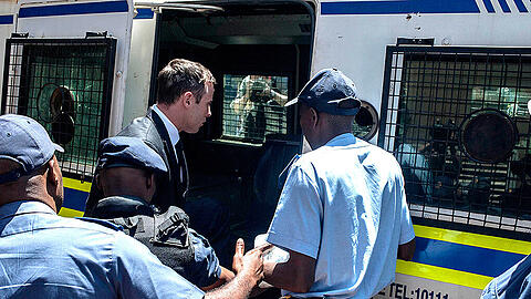 Oscar Pistorius wird nach der Strafmaß-Verlesung von Polizisten abgeführt.