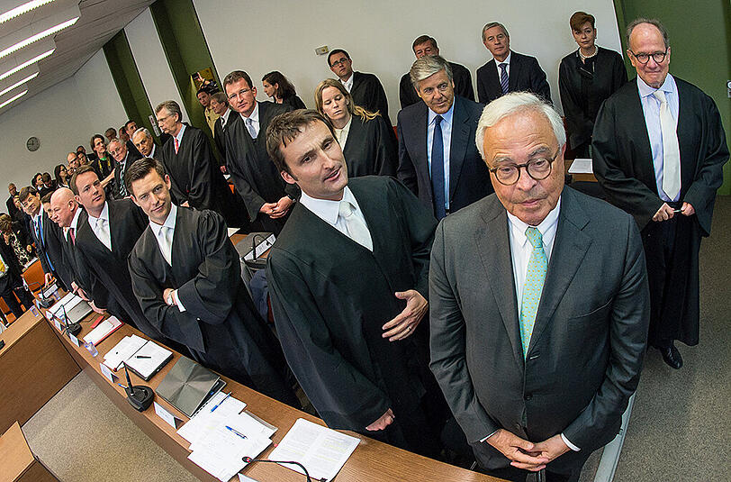 Die Rechtsanwälte und Angeklagten um den Co-Chef der Deutschen Bank, Jürgen Fitschen (hinterste Reihe 2.v.r.), stehen im Gerichtssaal.