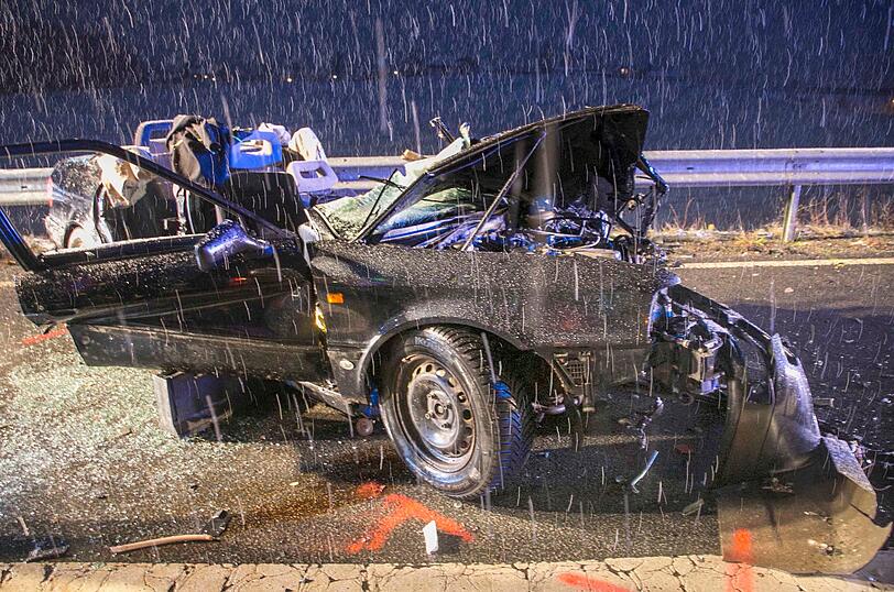 Das Auto des 18-Jährigen wurde bei dem Unfall komplett zerstört.