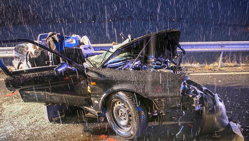 Das Auto des 18-Jährigen wurde bei dem Unfall komplett zerstört. Das Auto des 18-Jährigen wurde bei dem Unfall komplett zerstört.