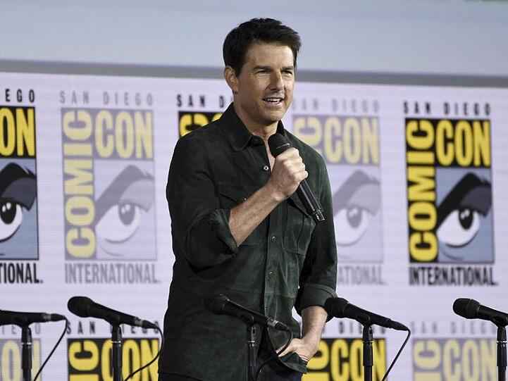 Tom Cruise kam mit einem Präsent zur Comic-Con-Messe.