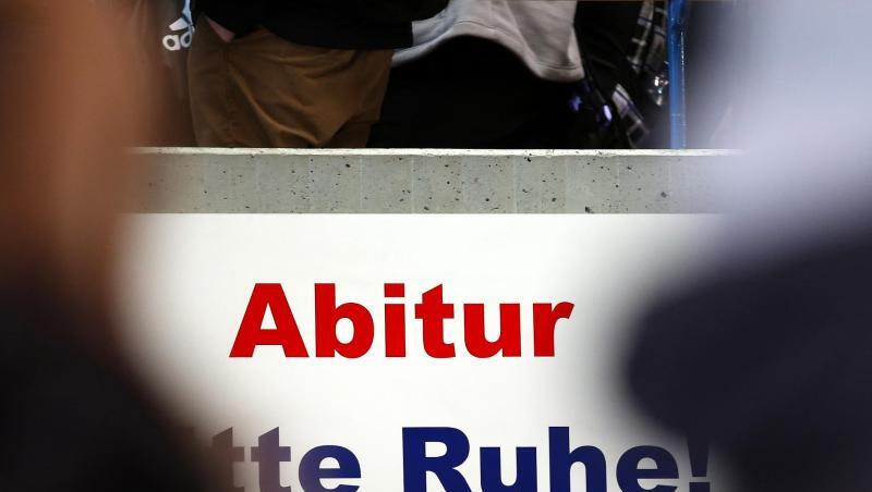 In einer aktuellen Umfrage sprechen sich 80 Prozent der Bürger für eine bundeseinheitliche Abiturprüfung aus. In einer aktuellen Umfrage sprechen sich 80 Prozent der Bürger für eine bundeseinheitliche Abiturprüfung aus.