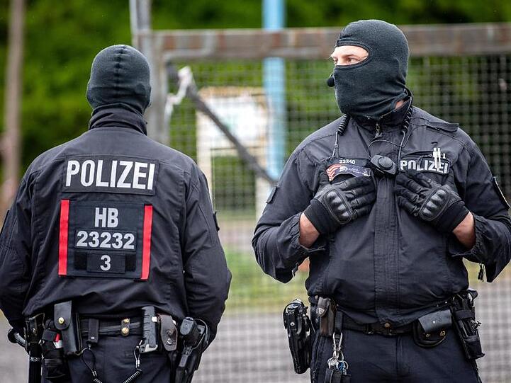 Nach den Razzien in vier Bundesländern rechnet die Bundesregierung nicht mit Anschlägen in Deutschland als Folge der Verbotsverfügung.