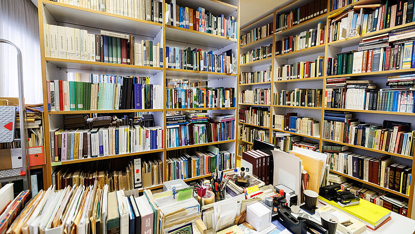 Blick in die Bibliothek der Ukrainischen Freien Universität. Sie gilt neben einer Samstagsschule, gleich drei ukrainischen Kirchengemeinden und mehreren Vereinen als einer der Gründe, warum München als kulturelles Zentrum der Ukrainer in Deutschland gilt.
