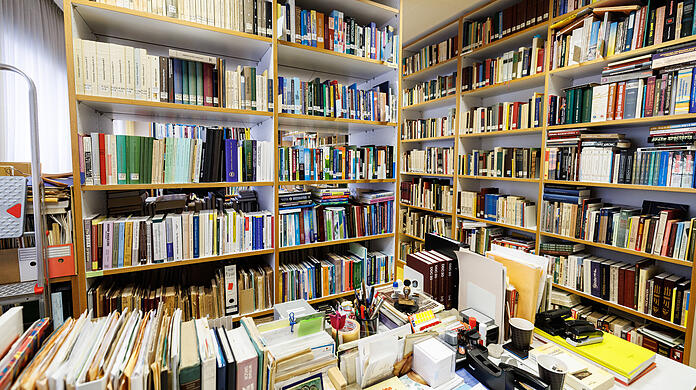 Blick in die Bibliothek der Ukrainischen Freien Universität. Sie gilt neben einer Samstagsschule, gleich drei ukrainischen Kirchengemeinden und mehreren Vereinen als einer der Gründe, warum München als kulturelles Zentrum der Ukrainer in Deutschland gilt.