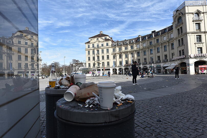 Reichlich vermüllt: So sah es am Faschingsdienstag in der Münchner Innenstadt aus.