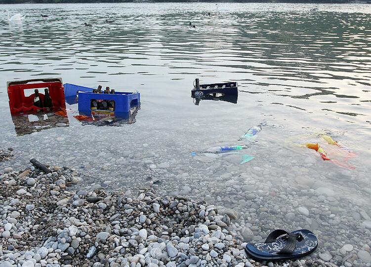 Was vom Tage übrig bleibt: Flaschen, Papier, Dreck. AZ-Fotografin Petra Schramek hat dokumentiert, wie es am Wochenende an der Isar ausgesehen hat.