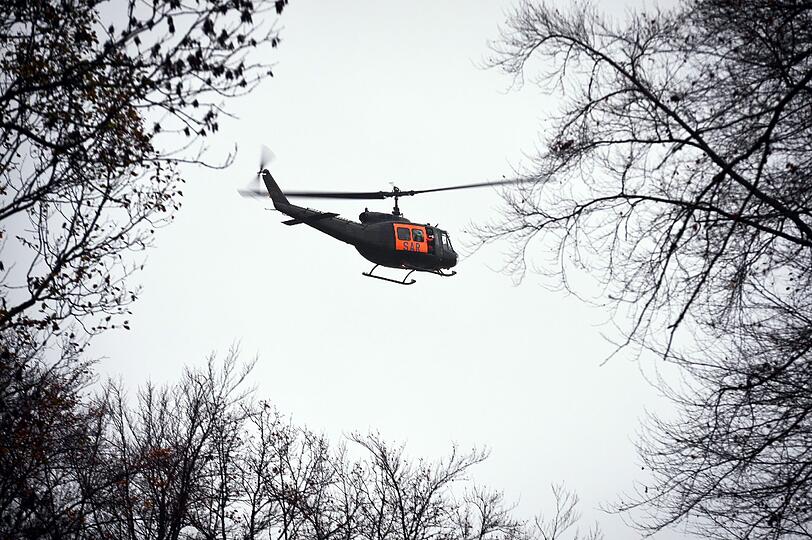 Ein Rettungs-Hubschrauber der Bundeswehr fliegt in Cortendorf, einem Stadtteil von Coburg, über die Absturzstelle.