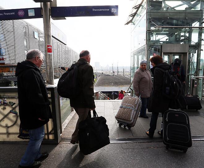 Wegen einer Baustelle an der Donnersbergerbrücke fährt zwischen Pasing und Hackerbrücke keine S-Bahn. Die Fahrgäste müssen in den Bus umsteigen! Die Bilder!