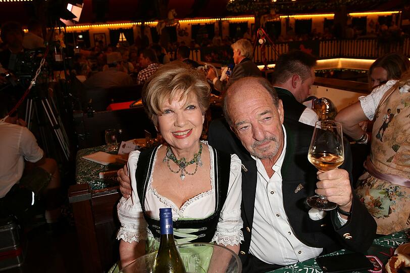 Bei &bdquo;Mainstream Media&ldquo;: Carolin Reiber und Ralph Siegel, der statt Bier nur Wein trinkt.