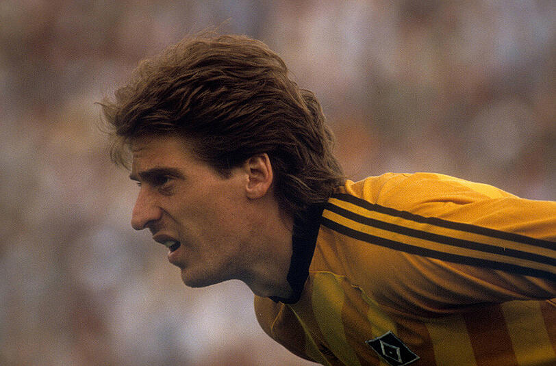 Uli Stein, 1986: Der Hamburger Torhüter glaubt, er sei deutlich besser als Toni Schumacher, ist bei der WM in Mexiko aber nur die Nummer zwei. Er betitelt Teamchef Franz Beckenbauer als "Suppenkasper", muss vorzeitig abreisen und kehrt nicht mehr ins Team zurück.