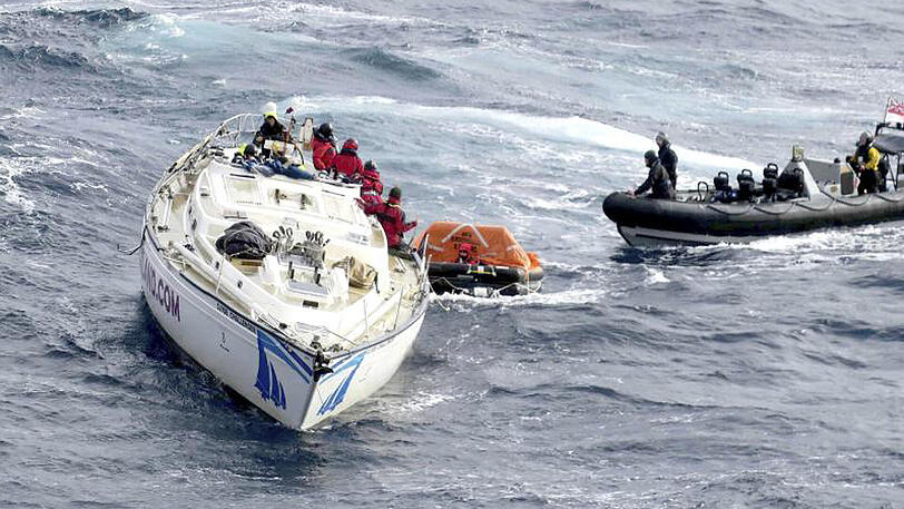 Nach der Rettungsaktion wurde die Jacht auf hoher See zurückgelassen.