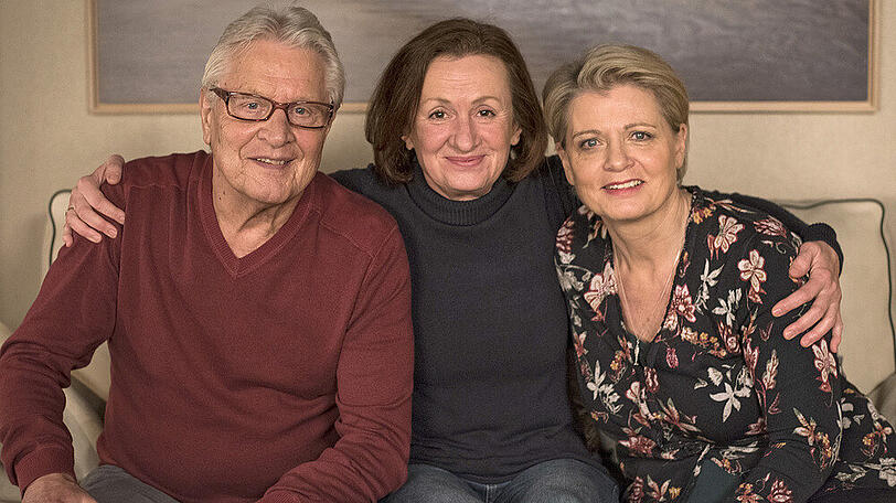 Die Urgesteine der "Lindenstraße" nehmen Abschied: Andy Zenker (Jo Bolling) mit seiner Frau Gabi Zenker (Andrea Spatzek, r.) und Anna Ziegler (Irene Fischer, m.)
