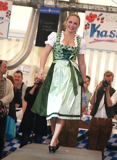 Trachtenmodenschau auf dem 27. Haderner Dorffest. Die Bilder.