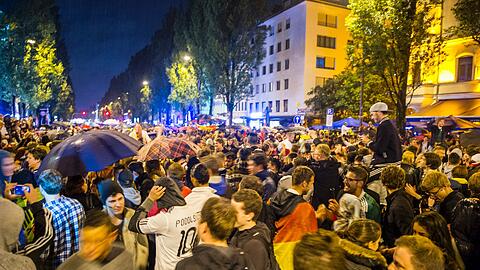 Trubel auf der Leopold: Fußballfans feiern in der Nacht zu Mittwoch den Einzug der DFB-Elf ins WM-Finale.