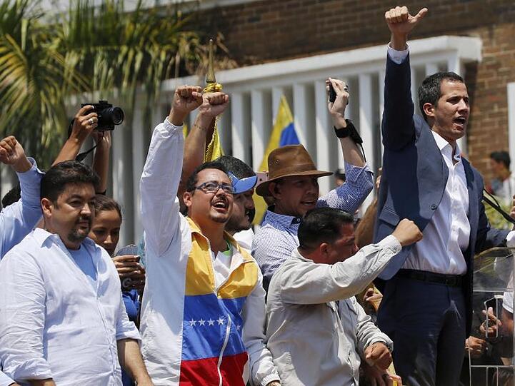 Venezuelas selbst ernannter Interimspräsident Juan Guaidó (r) und sein Büroleiter Roberto Marrero (l) bei einer Demonstration in Valencia.