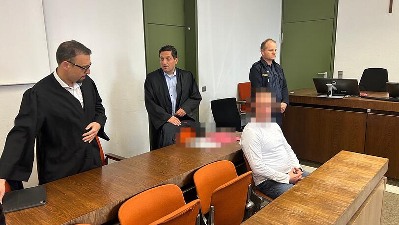 Rafal P. und seine beiden Anw&auml;lte Adam Ahmed (l.) und &Ouml;mer Sahinci vor der Urteilsverk&uuml;ndung. Der 31-J&auml;hrige muss wegen K&ouml;rperverletzung mit Todesfolge f&uuml;r mehr als f&uuml;nf Jahre ins Gef&auml;ngnis.