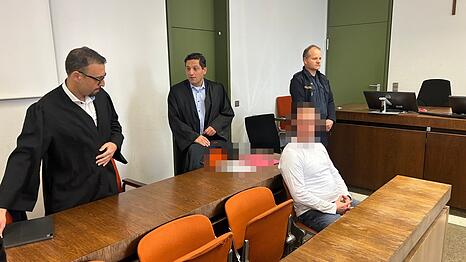 Rafal P. und seine beiden Anw&auml;lte Adam Ahmed (l.) und &Ouml;mer Sahinci vor der Urteilsverk&uuml;ndung. Der 31-J&auml;hrige muss wegen K&ouml;rperverletzung mit Todesfolge f&uuml;r mehr als f&uuml;nf Jahre ins Gef&auml;ngnis.