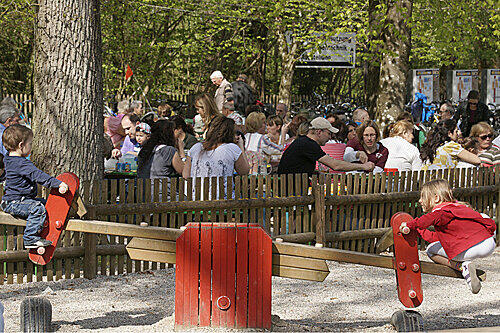 Die Kleinen vergnügen sich auf dem schönen Spielplatz, die Großen im Biergarten bei einer kühlen Maß: In der Kugler-Alm finden alle ihr Lieblingsplatzerl.