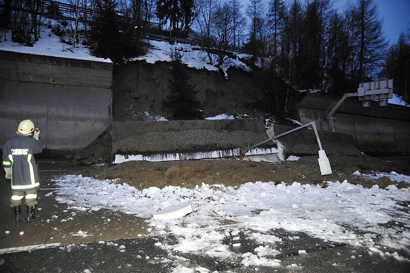 Horror-Unfall auf der Brenner-Autobahn: Eine Betonmauer hat sich von einem Hang gelöst und einen Münchner Lkw unter sich begraben. Die Bilder...