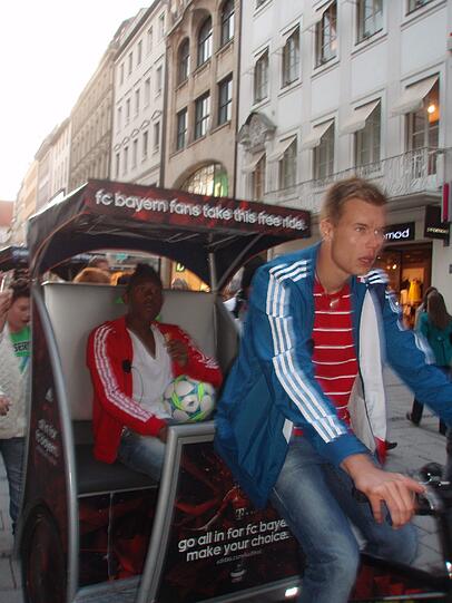 David Alaba und Holger Badstuber machen bei einem Videodreh München unsicher.