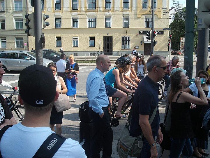 Zunächst fuhren die S-Bahnen ab ca. 9:15 wieder ohne Halt an der Donnersbergerbrücke, seit 9:45 Uhr verkehren die Bahnen auf der Stammstrecke wieder normal.