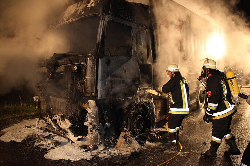 Als die Feuerwehr ankam um den Brand zu löschen, stand das Fahrzeug bereits vollständig in Flammen. Die Bilder von der Löschaktion.