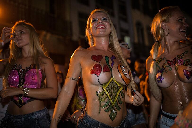 Ziemlich bunt, ziemlich heiß und ziemlich nackt: Beim Sambodromo tobt der brasilianische Karneval bei Temperaturen von über 30 Grad. Die Bilder.