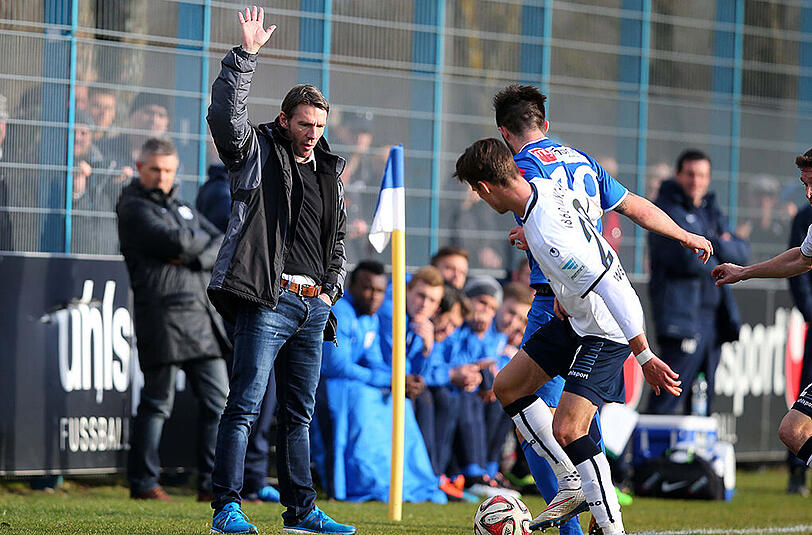 Hört alles auf sein Kommando? Trainer Markus von Ahlen (l.), hier beim Test gegen Grödig, fährt mit seinen Löwen ins Trainingslager.