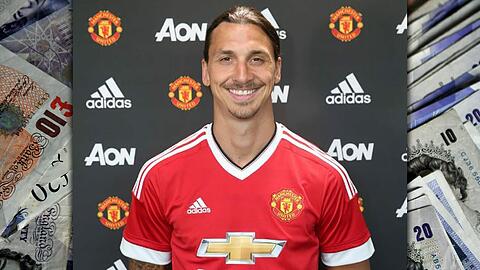Lächelt erstmals im Trikot von Manchester United: Zlatan Ibrahimovic.