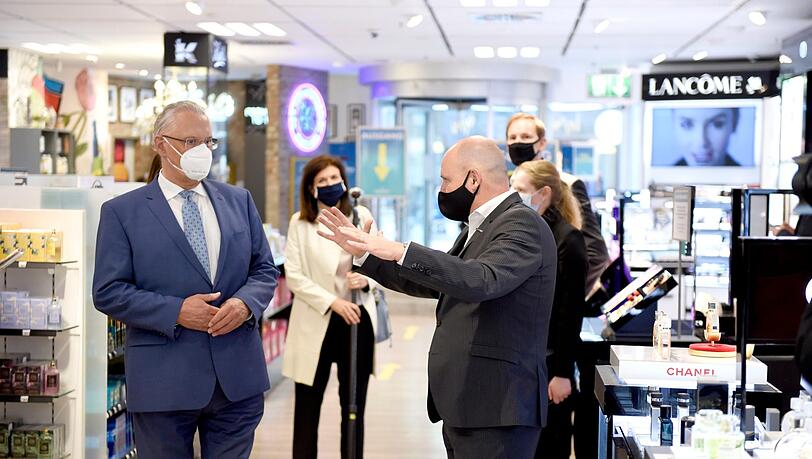In der Galeria-Kaufhof-Filiale muss Herrmann ebenfalls einen Mund-Nasen-Schutz tragen. So wie alle Kunden. In der Galeria-Kaufhof-Filiale muss Herrmann ebenfalls einen Mund-Nasen-Schutz tragen. So wie alle Kunden.