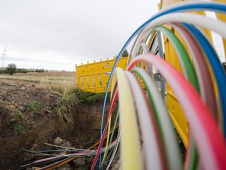 Leerrohre für Glasfaserleitungen für schnelles Internet an einer Landstraße.