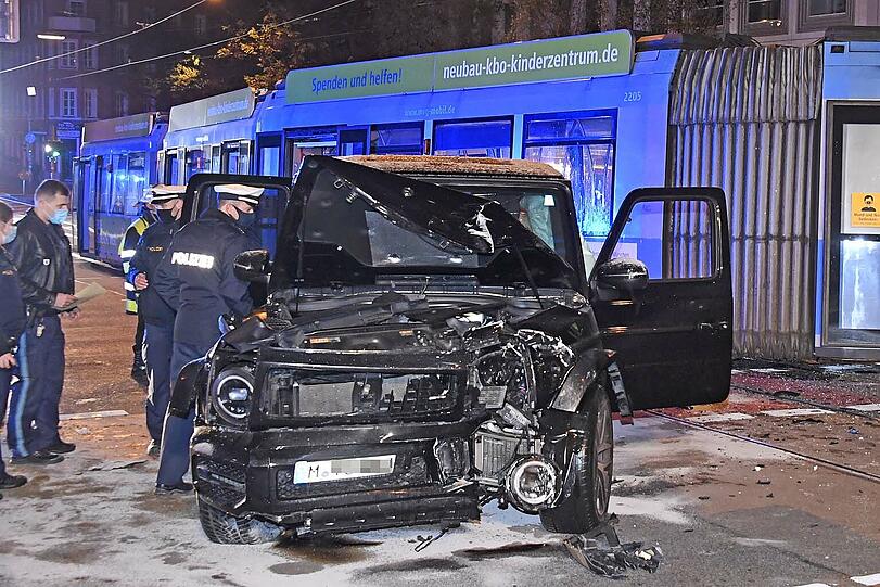 Der heftige Aufprall des in der Grundausstattung ab 150.000 Euro erhältlichen Fahrzeugs warf den Triebwagen aus dem Gleis - die Tram kam erst kurz vor dem Fußweg der Reichenbachbrücke zum Stehen.