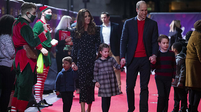Prinz William und Herzogin Kate besuchen mit ihren Kindern Pantomime Vorstellung in London .