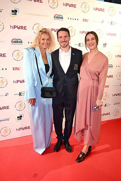 Franziska van Almsick, Felix Neureuther und Andrea Petkovic auf dem roten Teppich beim "hiPURE Eagles Präsidenten Cup".