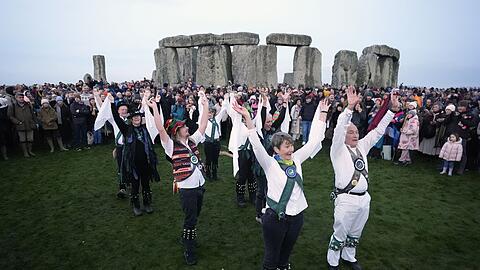 Rund um Stonehenge wird getanzt, gesungen und gefeiert.